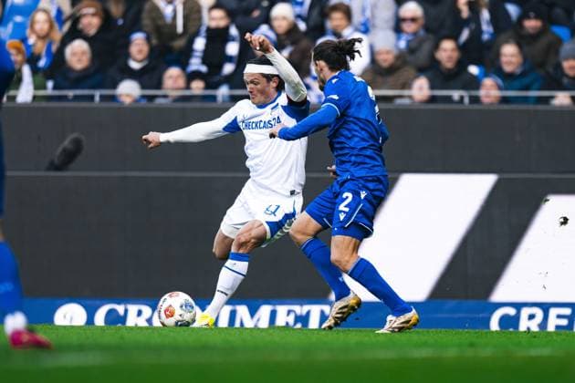 Jon Dagur Thorsteinsson 24 Hertha BSC in a duel with Sebastian Jung 2 Karlsruher SC for the ball Duel for the ball Copyright: xspeedshotx