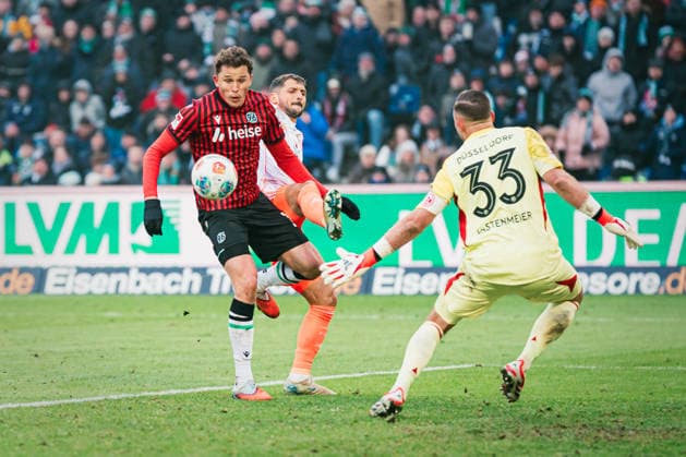 2 Bundesliga Hannover 96 vs Fortuna Düsseldorf, 24 01 2026 Matthias Zimmermann Fortuna Düsseldorf, 25 saves the ball from Benedikt Pichler Hannover 96, 11 Soccer, 2 Bundesliga, Matchday 19 Hannover 96 vs Fortuna Düsseldorf on 24 01 2026 at Heinz von Heiden Arena, Hannover DFL REGULATIONS PROHIBIT ANY USE OF PHOTOGRAPHS AS IMAGE SEQUENCES AND OR QUASI VIDEO Copyright: xBEAUTIFULxSPORTS Tonhäuserx
