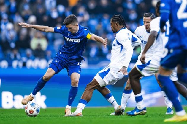 Marvin Wanitzek 10 Karlsruher SC in a duel with a Hertha BSC player Fighting for the ball Copyright: xspeedshotx