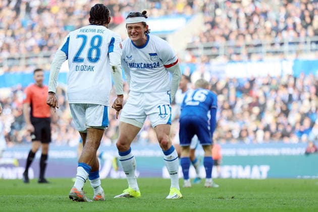 24 01 2026, xrekx, Fußball 2 Bundesliga, Karlsruher SC Hertha BSC Berlin v l Torjubel nach dem Tor zum celebrating the goal celebrate 2 2 durch Jeremy Dudziak Hertha BSC mit Fabian Reese Hertha BSC DFL DFB REGULATIONS PROHIBIT ANY USE OF PHOTOGRAPHS as IMAGE SEQUENCES and or QUASI VIDEO Karlsruhe