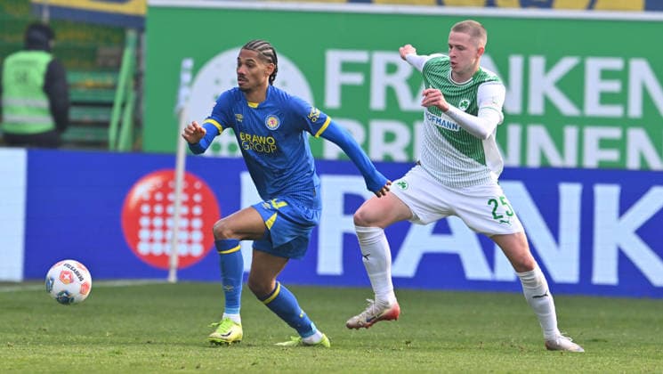 24 01 2026 Soccer Season 2025 2026 2 Soccer Bundesliga 19 Matchday SpVgg Greuther Fürth SGF Kleeblatt Eintracht Braunschweig BTSV EBS Sportfoto Zink xwoxzix DFL regulations prohibit any use of photographs as image sequences and or quasi video only for editorial use Anthony Ujah 14, Eintracht Braunschweig BTSV EBS Brynjar Ingi Bjarnason 25, SpVgg Greuther Fürth
