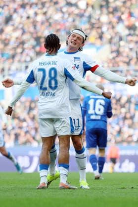 24 01 2026, xrekx, Fußball 2 Bundesliga, Karlsruher SC Hertha BSC Berlin v l Torjubel nach dem Tor zum celebrating the goal celebrate 2 2 durch Jeremy Dudziak Hertha BSC Fabian Reese Hertha BSC DFL DFB REGULATIONS PROHIBIT ANY USE OF PHOTOGRAPHS as IMAGE SEQUENCES and or QUASI VIDEO Karlsruhe