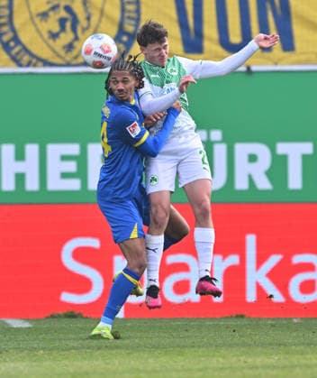24 01 2026 Soccer Season 2025 2026 2 Soccer Bundesliga 19 Matchday SpVgg Greuther Fürth SGF Kleeblatt Eintracht Braunschweig BTSV EBS Sportfoto Zink xwoxzix DFL regulations prohibit any use of photographs as image sequences and or quasi video only for editorial use Anthony Ujah 14, Eintracht Braunschweig BTSV EBS Lukas Reich 2, SpVgg Greuther Fürth