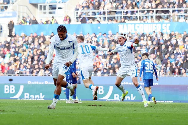 24 01 2026, xrekx, Fußball 2 Bundesliga, Karlsruher SC Hertha BSC Berlin v l Torjubel nach dem Tor zum celebrating the goal celebrate 2 2 durch Jeremy Dudziak Hertha BSC Fabian Reese Hertha BSC DFL DFB REGULATIONS PROHIBIT ANY USE OF PHOTOGRAPHS as IMAGE SEQUENCES and or QUASI VIDEO Karlsruhe