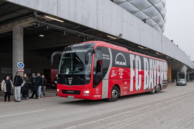 Ankunft Teambus Mannschaftsbus des FC Bayern Muenchen an der Allianz-Arena GER, FC Bayern Muenchen vs. FC Augsburg, Fussball, Bundesliga, 19. Spieltag, Spielzeit 2025 2026, 24.01.2026. (DFL DFB REGULATIONS PROHIBIT ANY USE OF PHOTOGRAPHS as IMAGE SEQUENCES and or QUASI-VIDEO). GER, FC Bayern Muenchen vs. FC Augsburg, Fussball, Bundesliga, 19. Spieltag, Spielzeit 2025 2026, 24.01.2026. Muenchen *** Arrival team bus team bus of FC Bayern Muenchen at the Allianz Arena GER, FC Bayern Muenchen vs FC Augsburg, Football, Bundesliga, Matchday 19, Season 2025 2026, 24 01 2026 DFL DFB REGULATIONS PROHIBIT ANY USE OF PHOTOGRAPHS as IMAGE SEQUENCES and or QUASI VIDEO GER, FC Bayern Muenchen vs FC Augsburg, Football, Bundesliga, Matchday 19, Season 2025 2026, 24 01 2026 Muenchen Copyright: xEibner-Pressefoto HeikexFeinerx EP_HFR