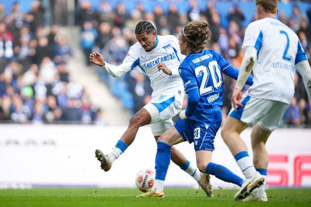Soccer 2 Bundesliga, Matchday 19, Karlsruher SC Hertha BSC on 24 01 2026 in Karlsruhe BBBank Wildpark , Germany, Season 2025 2026 DFB DFL REGULATIONS PROHIBIT ANY USE OF PHOTOGRAPHS as IMAGE SEQUENCES and or QUASI VIDEO Jeremy Dudziak 28, BSC blockt den schuss von David Herold 20, KSC Karlsruhe BBBank Wildpark Germany Copyright: xChristophxKinzingerx