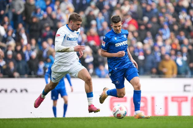 Soccer 2 Bundesliga, Matchday 19, Karlsruher SC Hertha BSC on 24 01 2026 in Karlsruhe BBBank Wildpark , Germany, Season 2025 2026 DFB DFL REGULATIONS PROHIBIT ANY USE OF PHOTOGRAPHS as IMAGE SEQUENCES and or QUASI VIDEO Marvin Wanitzek 10, KSC in duel with Marton Dardai 31, BSC Karlsruhe BBBank Wildpark Germany Copyright: xChristophxKinzingerx