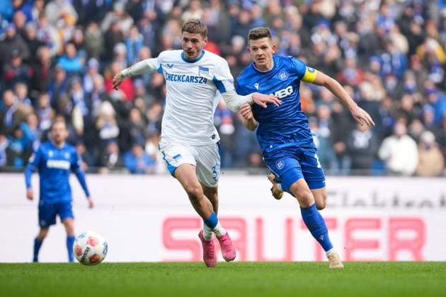 Soccer 2 Bundesliga, Matchday 19, Karlsruher SC Hertha BSC on 24 01 2026 in Karlsruhe BBBank Wildpark , Germany, Season 2025 2026 DFB DFL REGULATIONS PROHIBIT ANY USE OF PHOTOGRAPHS as IMAGE SEQUENCES and or QUASI VIDEO Marvin Wanitzek 10, KSC in duel with Marton Dardai 31, BSC Karlsruhe BBBank Wildpark Germany Copyright: xChristophxKinzingerx