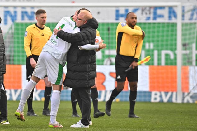 24 01 2026 Soccer Season 2025 2026 2 Soccer Bundesliga 19 Matchday SpVgg Greuther Fürth SGF Kleeblatt Eintracht Braunschweig BTSV EBS Sportfoto Zink MeZi xmexzix DFL regulations prohibit any use of photographs as image sequences and or quasi video only for editorial use Philipp Ziereis 4, SpVgg Greuther Fürth Heiko Vogel Trainer SpVgg Greuther Fürth after the end of the match