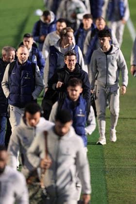 Fußball Premier League Burnley v Tottenham Hotspur 24. Januar 2026 Premier League Burnley v Tottenham Hotspur Tottenham Hotspur Manager Thomas Frank kommt mit seinen Spielern und Mitarbeitern an Foto Simon Stacpoole Offside Burnley UK  Copyright: xSimonxStacpoolexOffside