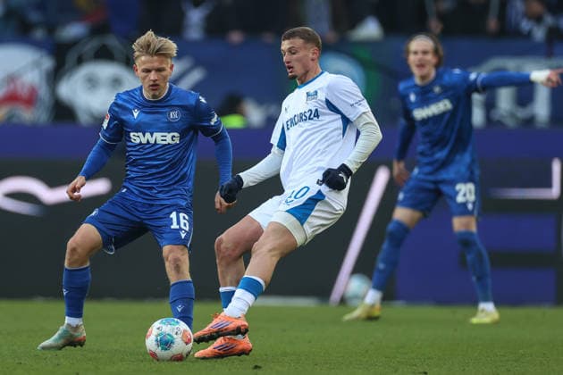Cuisance Michael Hertha BSC, 10 in duel with Andreas Mueller Karlsruher SC, 16 , Karlsruher SC vs Hertha BSC, 2 Bundesliga, Matchday 19, 2025 2026, 24 01 2026, DFL REGULATES PROHIBIT ANY USE OF PHOTOGRAPHS AS IMAGE SEQUENCES AND OR QUASI VIDEO, Karlsruher SC vs Hertha BSC, 2 Bundesliga, Matchday 19, 2025 2026, 24 01 2026 Karlsruhe Copyright: xEibner-Pressefoto JanxPrihodax EP_JPA