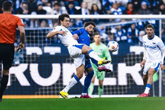 Linus Gechter 44 Hertha BSC in a duel with Marcel Beifus 4 Karlsruher SC , while Márton Dárdai 31 Hertha BSC watches the ball duel for the ball Copyright: xspeedshotx