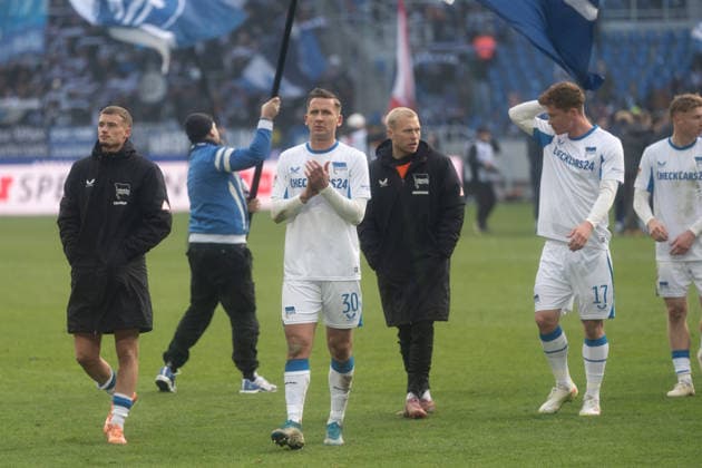 24 01 2026, xhfmx, Soccer 2 Bundesliga, Karlsruher SC Hertha BSC Berlin v l Michael Cuisance Hertha BSC , Paul Seguin Hertha BSC , Sebastian Gronning Hertha BSC , Julian Eitschberger Hertha BSC applaud the fans DFL DFB REGULATIONS PROHIBIT ANY USE OF PHOTOGRAPHS as IMAGE SEQUENCES and or QUASI VIDEO Karlsruhe