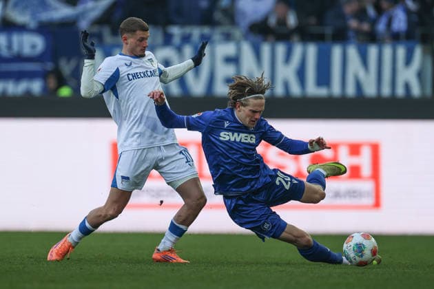 David Herold Karlsruher SC, 20 and Cuisance Michael Hertha BSC, 10 in a duel, Karlsruher SC vs Hertha BSC, 2 Bundesliga, Matchday 19, 2025 2026, 24 01 2026, DFL REGULATES PROHIBIT ANY USE OF PHOTOGRAPHS AS IMAGE SEQUENCES AND OR QUASI VIDEO, Karlsruher SC vs Hertha BSC, 2 Bundesliga, Matchday 19, 2025 2026, 24 01 2026 Karlsruhe Copyright: xEibner-Pressefoto JanxPrihodax EP_JPA