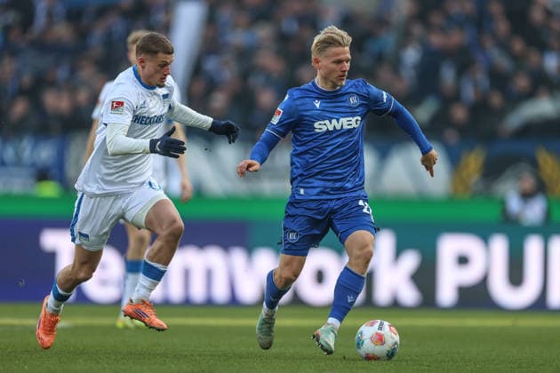 Andreas Mueller Karlsruher SC, 16 and Cuisance Michael Hertha BSC, 10 in a duel, Karlsruher SC vs Hertha BSC, 2 Bundesliga, Matchday 19, 2025 2026, 24 01 2026, DFL REGULATES PROHIBIT ANY USE OF PHOTOGRAPHS AS IMAGE SEQUENCES AND OR QUASI VIDEO, Karlsruher SC vs Hertha BSC, 2 Bundesliga, Matchday 19, 2025 2026, 24 01 2026 Karlsruhe Copyright: xEibner-Pressefoto JanxPrihodax EP_JPA