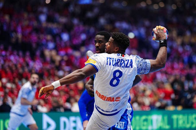 Throw Goal Victor Iturizza Portugal, 08 DEN, France vs Portugal, Handball, EHF European Championship 2026, Main Round, Matchday 2, 24 01 2026 DEN, France vs Portugal, Handball, EHF European Championship 2026, Main Round, Matchday 2, 24 01 2026 Herning Copyright: xEibner-Pressefoto MarcelxvonxFehrnx EP_MFN