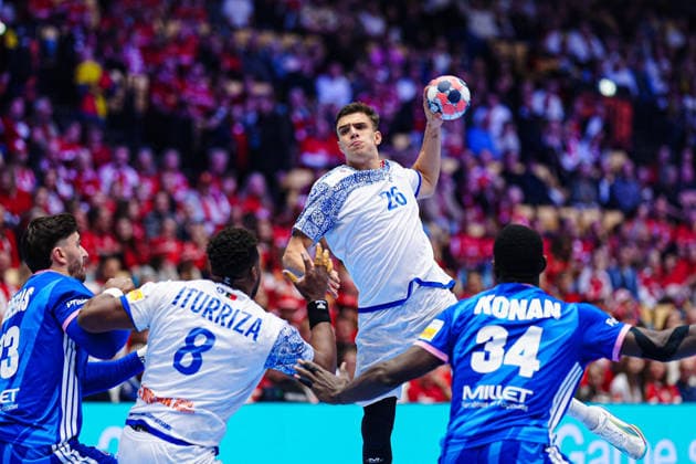 Throw goal Francisco Costa Portugal, 26 DEN, France vs Portugal, Handball, EHF European Championship 2026, Main Round, Matchday 2, 24 01 2026 DEN, France vs Portugal, Handball, EHF European Championship 2026, Main Round, Matchday 2, 24 01 2026 Herning Copyright: xEibner-Pressefoto MarcelxvonxFehrnx EP_MFN