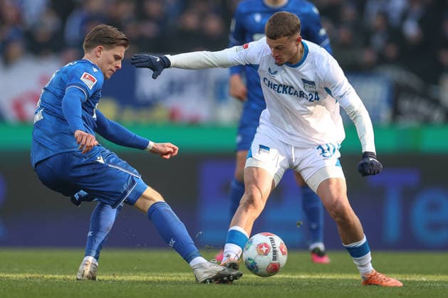 Cuisance Michael Hertha BSC, 10 is in a duel with Dzenis Burnic Karlsruher SC, 07 on his foot, Karlsruher SC vs Hertha BSC, 2 Bundesliga, Matchday 19, 2025 2026, 24 01 2026, DFL REGULATIONS PROHIBIT ANY USE OF PHOTOGRAPHS AS IMAGE SEQUENCES AND OR QUASI VIDEO, Karlsruher SC vs Hertha BSC, 2 Bundesliga, Matchday 19, 2025 2026, 24 01 2026 Karlsruhe Copyright: xEibner-Pressefoto JanxPrihodax EP_JPA
