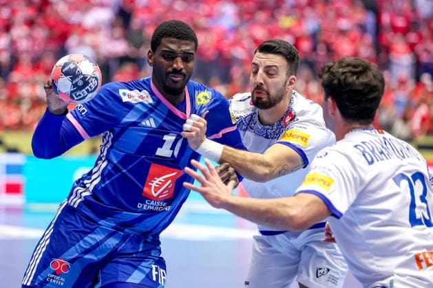 24 01 2026, Handball, Men s EHF EURO 2026, France Portugal, Jyske Bank Boxing in Herning, Denmark, Main Round Dika Mem France 10 in a duel against Miguel Jose Soares Neves Portugal 20 Diogo Ferraz Branquinho Portugal 23 Denmark