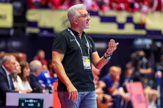 24 01 2026, Handball, Men s EHF EURO 2026, France Portugal, Jyske Bank Boxing in Herning, Denmark, Main Round Head coach Paulo Jorge Moura Pereira Portugal hc gesticulating on the sidelines Denmark