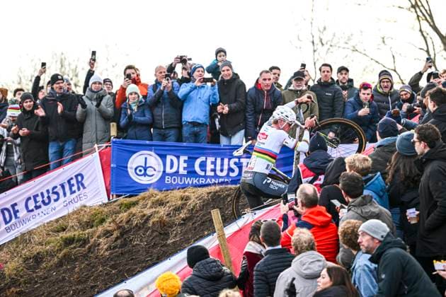 UCI Cyclocross World Cup 2025-2026 Maasmechelen MAASMECHELEN, BELGIUM - JANUARY 24 : Van Der Poel Mathieu (NED) of Alpecin-Deceuninck in action during the 11th leg of the Maasmechelen UCI Cyclocross World Cup 2025-2026 a cyclocross race for Women Elite on January 24, 2026 in Maasmechelen, Belgium, 24 01 2026 ( Maasmechelen Belgium  Copyright: xVincentxKalutx