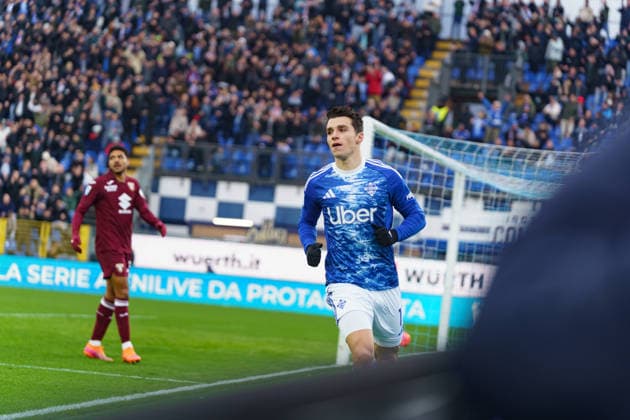 Anastasios Douvikas seen celebrating after scoring goal during Serie A game between teams of Como 1907 and Torino FC (Kazimierz Koper Ball Raw Images) Como Stadio Giuseppe Sinigaglia Italy Copyright: xKazimierzxKoperx kazimierzkoper_como_torino_2526-1