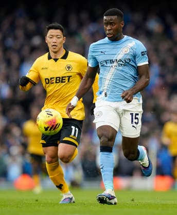 Manchester, England, 24th January 2026. Marc Guehi of Manchester City (R) is challenged by Hwang Hee-Chan of Wolverhampton Wanderers during the Manchester City vs Wolverhampton Wanderers Premier League match at the Etihad Stadium, Manchester. Picture credit should read: Andrew Yates Sportimage EDITORIAL USE ONLY. No use with unauthorised audio, video, data, fixture lists, club league logos or live services. Online in-match use limited to 120 images, no video emulation. No use in betting, games or single club league player publications. SPI_015_AY_MAN_CITY_WOLVES SPI-4473-0015