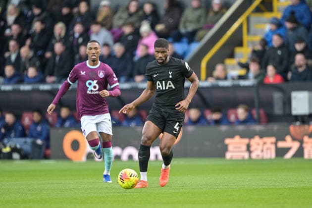 24th January 2026; Turf Moor, Burnley, Lancashire, England; Premier League Football, Burnley versus Tottenham Hotspur; Kevin Danso of Tottenham Hotspur passes to Guglielmo Vicario of Tottenham Hotspur  LeexDurkin Content restricted for UK based newspaper