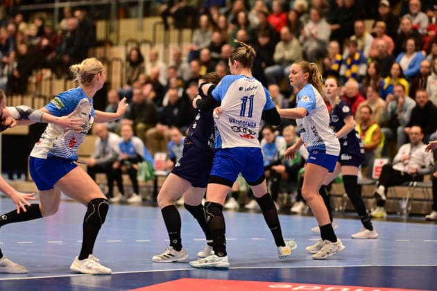 Handball I Women I Season 2025 2026 I 14 HBF I 1 Matchday I Buxtehuder SV Sport Union Neckarsulm I 24 01 2026 Anika Hampel 10, Buxtehuder Sportverein is held by Bruggeman Annefleur 11, Neckarsulmer Sport Union Buxtehude Halle Nord Niedersachsen Germany Copyright: xLobeca FelixxSchlikisx