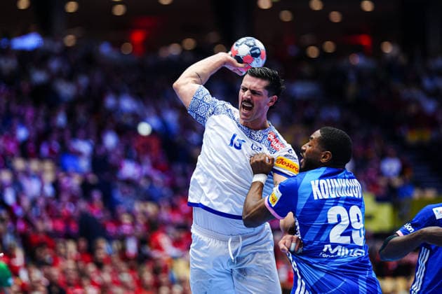 Throw Goal Salvador Salvador Portugal, 13 , Benoit Kounkoud France, 29 DEN, France vs Portugal, Handball, EHF European Championship 2026, Main Round, Matchday 2, 24 01 2026 DEN, France vs Portugal, Handball, EHF European Championship 2026, Main Round, Matchday 2, 24 01 2026 Herning Copyright: xEibner-Pressefoto MarcelxvonxFehrnx EP_MFN