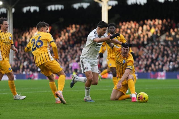 Fulham v Brighton and Hove Albion, Premier League Fulham forward Raul Jimenez (7) runs with the ball during the Premier League match between Fulham and Brighton and Hove Albion at Craven Cottage, London, UK on 24 January 2026. London Craven Cottage Greater London UK Editorial use only DataCo restrictions apply See www.football-dataco.com , Copyright: xStephenxFlynnx PSI-23616-0064