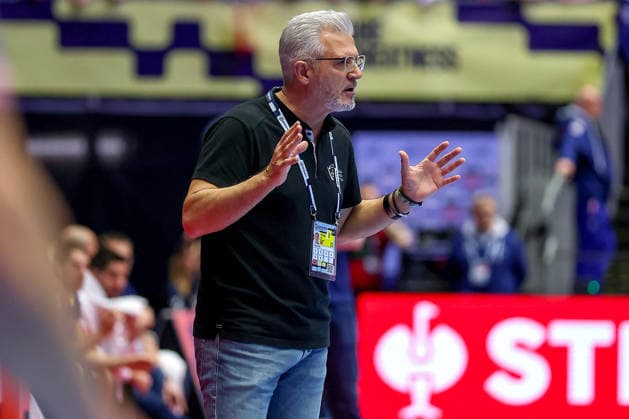 24 01 2026, Handball, Men s EHF EURO 2026, France Portugal, Jyske Bank Boxing in Herning, Denmark, Main Round Head coach Paulo Jorge Moura Pereira Portugal hc gesticulating on the sidelines Denmark