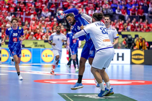 24 01 2026, Handball, Men s EHF EURO 2026, France Portugal, Jyske Bank Boxing in Herning, Denmark, Main Round Melvyn Richardson France 09 in a duel against Luis Diogo Sousa Frade Portugal 82 Denmark