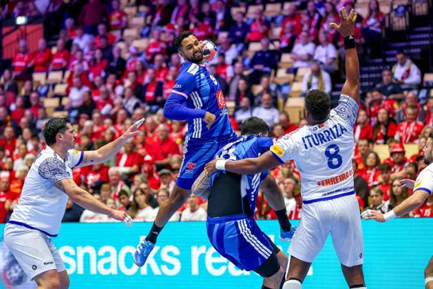 24 01 2026, Handball, Men s EHF EURO 2026, France Portugal, Jyske Bank Boxing in Herning, Denmark, Main Round Melvyn Richardson France 09 throws on goal against Victor Manuel Iturriza Alvarez Portugal 08 Denmark