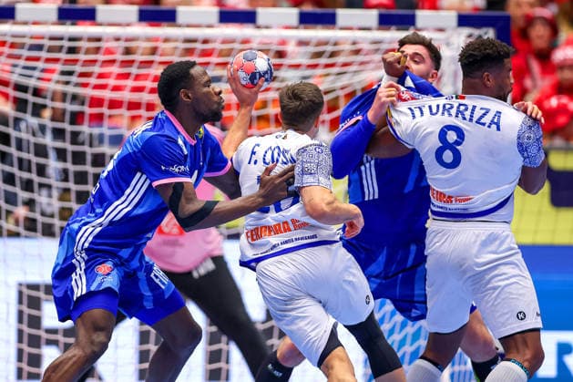 24 01 2026, Handball, Men s EHF EURO 2026, France Portugal, Jyske Bank Boxing in Herning, Denmark, Main Round Francisco Mota Costa Portugal 26 in duel against Karl Konan France 34 Denmark