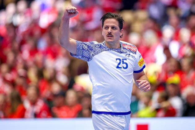 24 01 2026, Handball, Men s EHF EURO 2026, France Portugal, Jyske Bank Boxing in Herning, Denmark, Main Round Antonio Antunes Baeta Rodrigues Areia Portugal 25 gesticulating on the pitch cheering Denmark