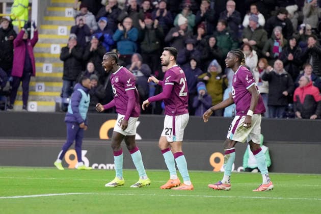 Burnley v Tottenham Hotspur, Burnley, UK - 24 Jan 2026 Goal celebrations for Axel Tuanzebe of Burnley during the Premier League match between Burnley and Tottenham Hotspur at Turf Moor, Burnley on 24 January 2026 ( Burnley Turf Moor Burnley England Copyright: xHarryxCornish PPAUKx PPA-242727