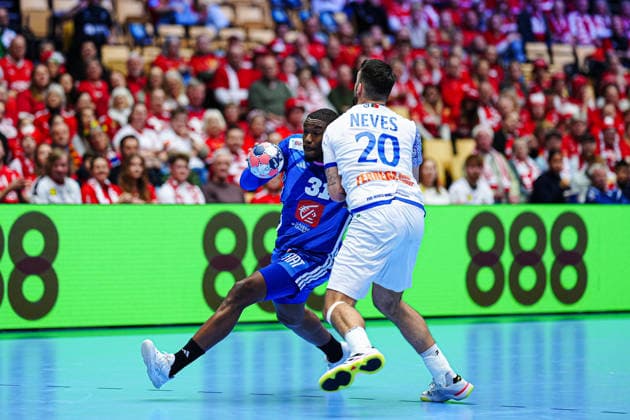 Dylan Nahi France, 31 , Miguel Neves Portugal, 20 DEN, France vs Portugal, Handball, EHF European Championship 2026, Main Round, Matchday 2, 24 01 2026 DEN, France vs Portugal, Handball, EHF European Championship 2026, Main Round, Matchday 2, 24 01 2026 Herning Copyright: xEibner-Pressefoto MarcelxvonxFehrnx EP_MFN