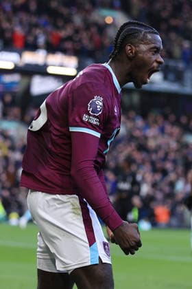 Fußball Premier League Burnley gegen Tottenham Hotspur 24. Januar 2026 Premier League Burnley gegen Tottenham Hotspur Axel Tuanzebe von Burnley jubelt nach seinem 1. Tor Foto Simon Stacpoole Abseits Burnley UK  Copyright: xSimonxStacpoolexOffside