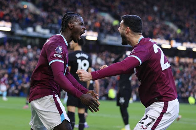 Fußball Premier League Burnley v Tottenham Hotspur 24. Januar 2026 Premier League Burnley v Tottenham Hotspur Axel Tuanzebe (Burnley, l.) feiert mit Armando Broja (Burnley, r.) nach dem ersten Tor Foto Simon Stacpoole Abseits Burnley UK  Copyright: xSimonxStacpoolexOffside