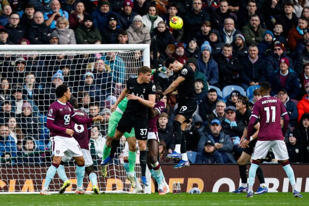 Burnley v Tottenham Hotspur Premier League Burnley goalkeeper Martin Dubravka punches the ball during the Premier League match at Turf Moor, Burnley 24 01 2026 UK Newspapers OUT Copyright: xMaxxTomlinsonx FIL-22856-0057