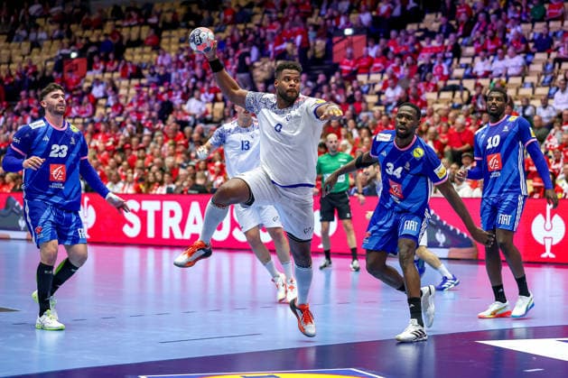 24 01 2026, Handball, Men s EHF EURO 2026, France Portugal, Jyske Bank Boxing in Herning, Denmark, Main Round Victor Manuel Iturriza Alvarez Portugal 08 throws on goal Denmark