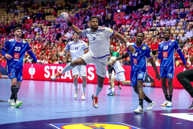 24 01 2026, Handball, Men s EHF EURO 2026, France Portugal, Jyske Bank Boxing in Herning, Denmark, Main Round Victor Manuel Iturriza Alvarez Portugal 08 throws on goal Denmark