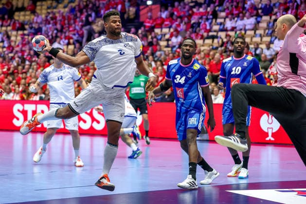 24 01 2026, Handball, Men s EHF EURO 2026, France Portugal, Jyske Bank Boxing in Herning, Denmark, Main Round Victor Manuel Iturriza Alvarez Portugal 08 throws on goal Denmark