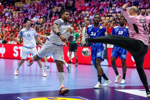 24 01 2026, Handball, Men s EHF EURO 2026, France Portugal, Jyske Bank Boxing in Herning, Denmark, Main Round Victor Manuel Iturriza Alvarez Portugal 08 throws on the goal of Charles Bolzinger France 16 Denmark