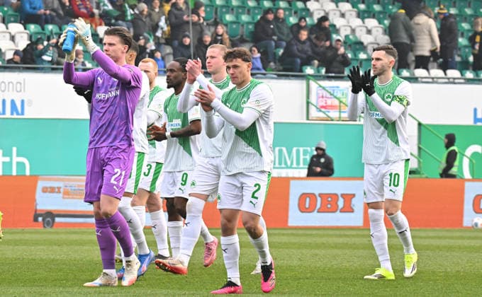 24 01 2026 Soccer Season 2025 2026 2 Soccer Bundesliga 19 Matchday SpVgg Greuther Fürth SGF Kleeblatt Eintracht Braunschweig BTSV EBS Sportfoto Zink MeZi xmexzix DFL regulations prohibit any use of photographs as image sequences and or quasi video only for editorial use from left Timo Schlieck 21, SpVgg Greuther Fürth Noel Futkeu 9, SpVgg Greuther Fürth Brynjar Ingi Bjarnason 25, SpVgg Greuther Fürth Lukas Reich 2, SpVgg Greuther Fürth Branimir Hrgota 10, SpVgg Greuther Fürth