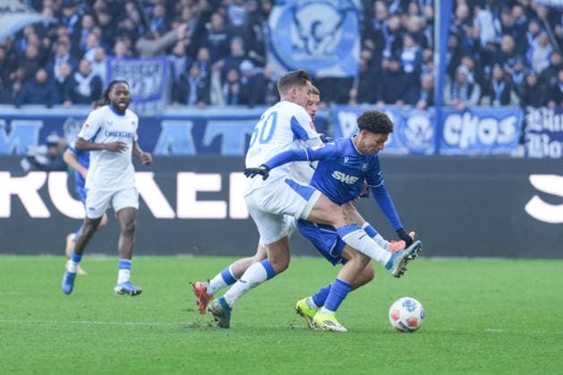 2 Bundesliga, Karlsruher SC vs Hertha BSC, 24 01 2026 duel between Paul Seguin Hertha BSC, 30 and Louey Ben Farhat Karlsruher SC, 19 2 Bundesliga, Karlsruher SC vs Hertha BSC, BBBank Wildpark Karlsruhe, 24 01 2026 DFB DFL REGULATIONS PROHIBIT ANY USE OF PHOTOGRAPHS AS IMAGE SEQUENCES AND OR QUASI VIDEO Copyright: xBEAUTIFULxSPORTS Boscox