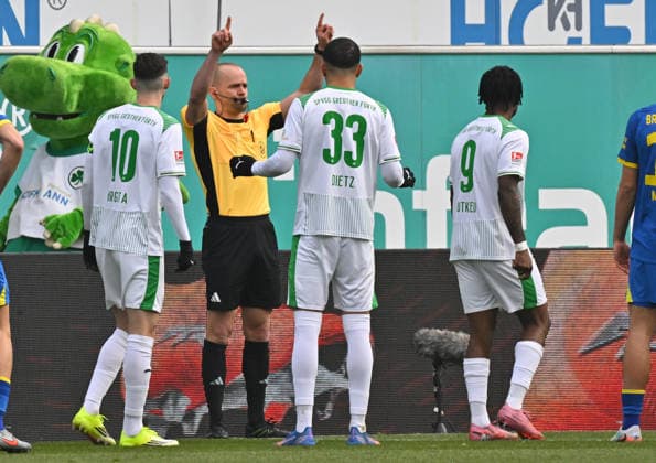24 01 2026 Soccer Season 2025 2026 2 Soccer Bundesliga 19 Matchday SpVgg Greuther Fürth SGF Kleeblatt Eintracht Braunschweig BTSV EBS Sportfoto Zink MeZi xmexzix DFL regulations prohibit any use of photographs as image sequences and or quasi video only for editorial use Patrick Schwengers Referee shows Maximilian Solomon Dietz 33, SpVgg Greuther Fürth after video evidence VAR red card red sending off