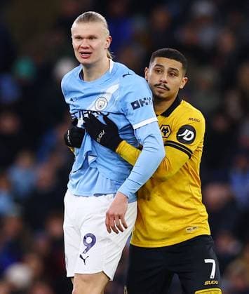 Andre of Wolverhampton Wanderers holds Erling Haaland of Manchester City Manchester City v Wolverhampton Wanderers, Premier League, Football, Etihad Stadium, Manchester, UK - 24 Jan 2026Manchester Etihad Stadium United Kingdom EDITORIAL USE ONLY No use with unauthorised audio, video, data, fixture lists, club league logos or live services. Online in-match use limited to 120 images, no video emulation. No use in betting, games or single club league player publications.  Copyright: xMattxWest Shutterstockx 16425986ak