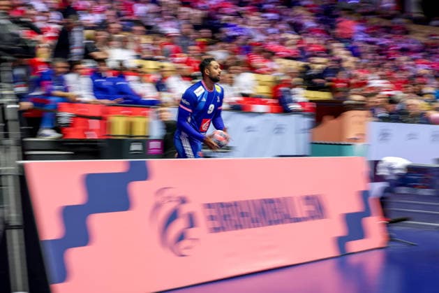 24 01 2026, Handball, Men s EHF EURO 2026, France Portugal, Jyske Bank Boxing in Herning, Denmark, Main Round Feature Melvyn Richardson France 09 gets the ball back on the pitch Denmark